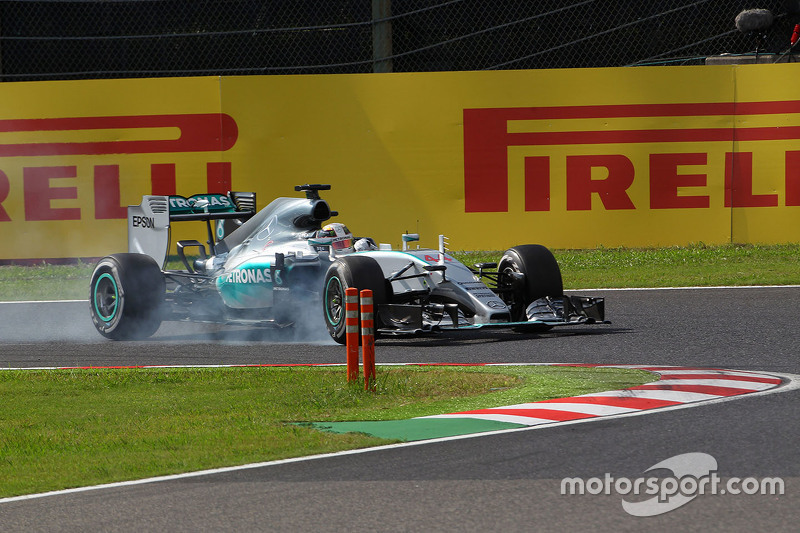 Lewis Hamilton, Mercedes AMG F1 W06 locks up under braking