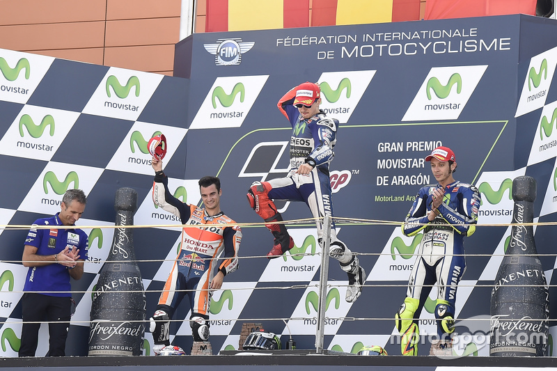 Podium : le deuxième, Dani Pedrosa, Repsol Honda Team, le vainqueur Jorge Lorenzo et le troisième, Valentino Rossi, Yamaha Factory Racing