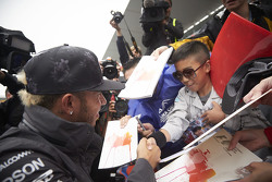 Lewis Hamilton, de Mercedes AMG F1 Team firma de autógrafos para los aficionados