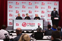 Gunther Steiner, Haas F1 Director del Equipo, Romain Grosjean, Haas F1 Team y Gene Haas, Haas F1 Tea