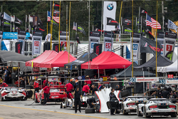 Pit lane, meccanici a lavoro