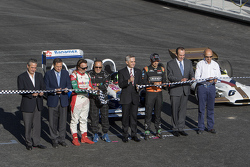 (Izq a Der) Alejandro Soberón Director de CIE, Emerson Fittipaldi, Héctor Rebaque,Miguel Angel Mancera Jefe de Gobierno Ciudad de México, Sergio Pérez Sahara Force India, Y Jo Ramírez en la Inauguración del Autódromo Hermanos Rodriguez