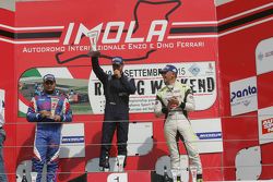 Podio Gara 1: Il vincitore Giorgio Mondini, Eurointernational, il secondo classificato Danny Molinaro, Progetto Corsa e il terzo classificato Davide Uboldi, Uboldi Corse