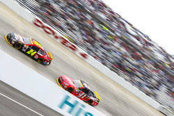 Jeff Gordon, Hendrick Motorsports Chevrolet y Kurt Busch, Stewart-Haas Racing Chevrolet