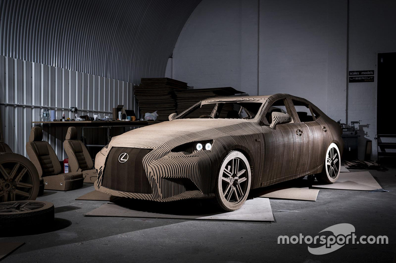 Une Lexus IS en carton