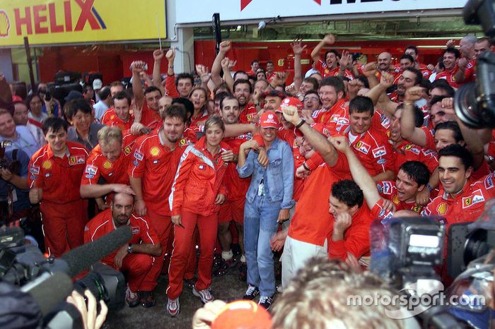 El equipo Ferrari celebra el Campeonato del mundo de pilotos  del 200