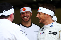 Eric Boullier, McLaren Racing Director con Mike Collier, Entrenado personal y Jenson Button, McLaren