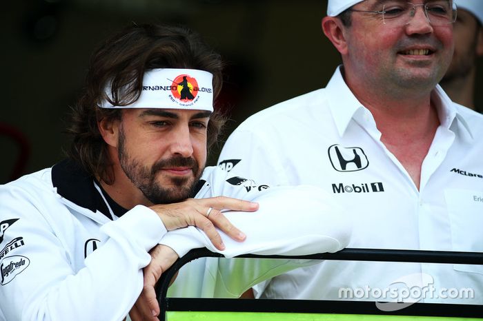 Fernando Alonso, McLaren celebra su GP 250 con Eric Boullier, McLaren Racing Director, en 2016