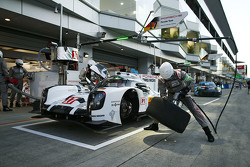 #17 Porsche Team Porsche 919 Hybrid : Timo Bernhard, Mark Webber, Brendon Hartley