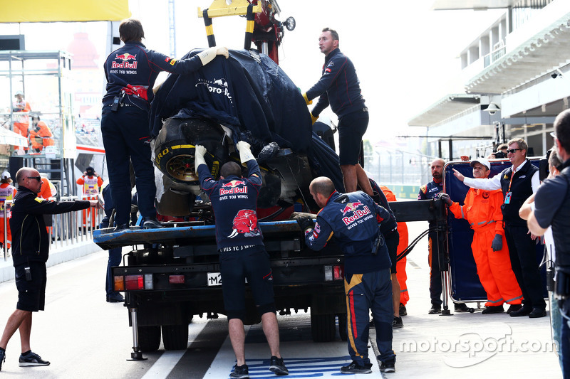 Toro Rosso de Carlos Sainz é recolhida