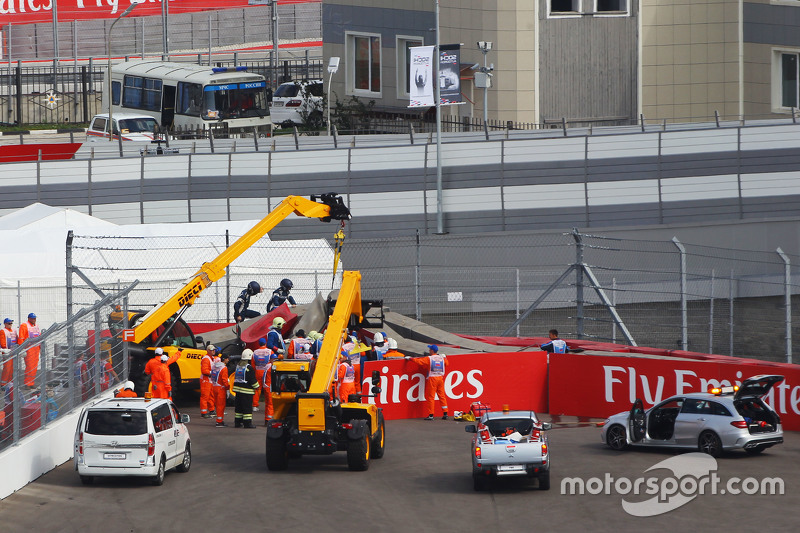 Bergungsarbeiten nach dem Unfall von Carlos Sainz Jr., Scuderia Toro Rosso STR10