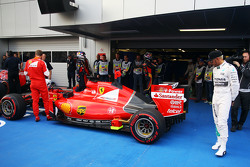 Lewis Hamilton, de Mercedes AMG F1 W06 ve el Ferrari SF15-T de Sebastian Vettel, Ferrari en parc fer