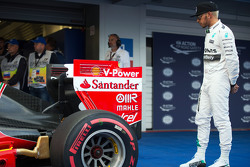 Lewis Hamilton, de Mercedes AMG F1 W06 ve el Ferrari SF15-T de Sebastian Vettel, Ferrari en parc fer