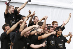 Campeón 2015 Stoffel Vandoorne, ART Grand Prix celebra con su equipo