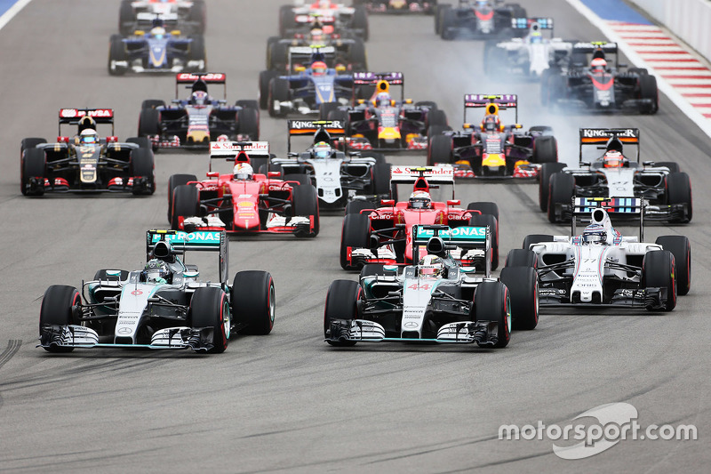 Inicio: Nico Rosberg, Mercedes AMG F1 lidera a su compañero de equipo Lewis Hamilton, Mercedes AMG F1
