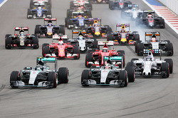 Start: Nico Rosberg, Mercedes AMG F1 aan de leiding voor Lewis Hamilton, Mercedes AMG F1