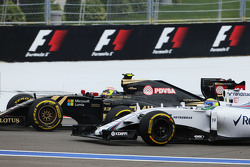Пастор Мальдонадо, Lotus F1 E23 и Фелипе Масса, Williams FW37 на старте гонки