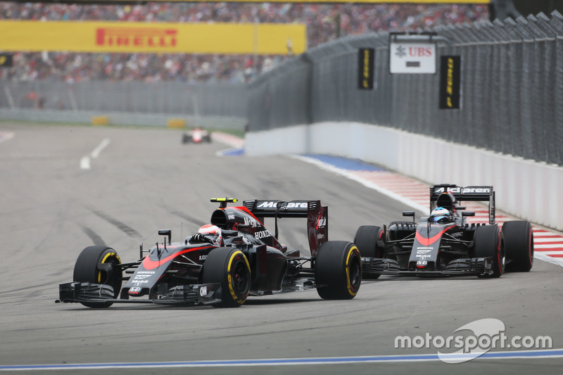 Jenson Button, McLaren MP4-30, devant son équipier Fernando Alonso, McLaren MP4-30