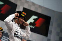 Победитель гонки - Льюис Хэмилтон, Mercedes AMG F1 празднует на подиуме
