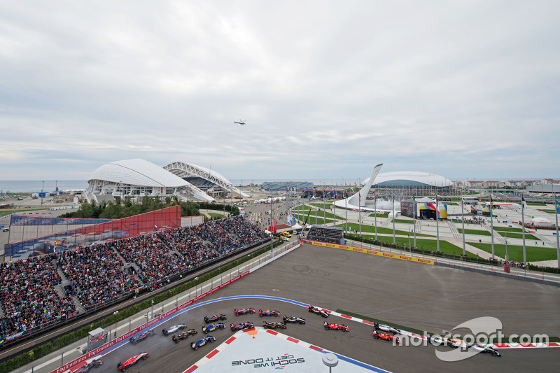 Nico Rosberg, Mercedes AMG F1 W06 leads at the start of the race as Nico Hulkenberg, Sahara Force In