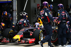 Daniel Ricciardo, Red Bull Racing RB11 hace una parada en pits