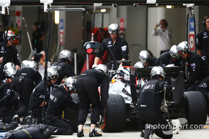 Fernando Alonso, McLaren MP4-30 makes a pit stop