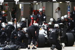Fernando Alonso, McLaren MP4-30 , fait un arrêt