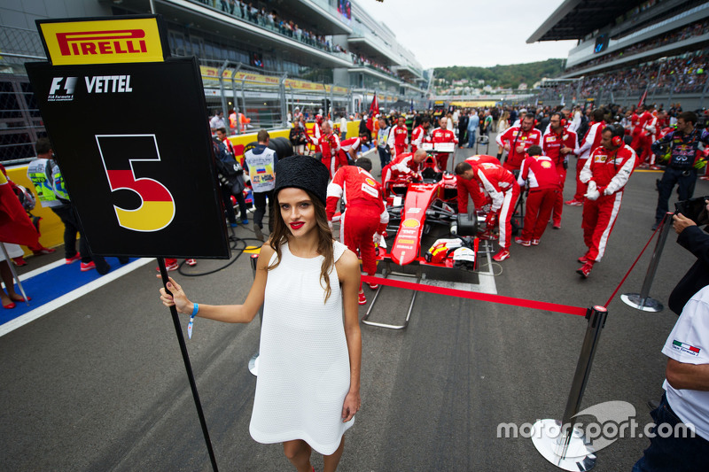 Grid girl de Sebastian Vettel, Ferrari SF15-T