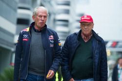 Dr Helmut Marko, Consultant Red Bull Motorsport avec Niki Lauda, Président Non-Exécutif de Mercedes