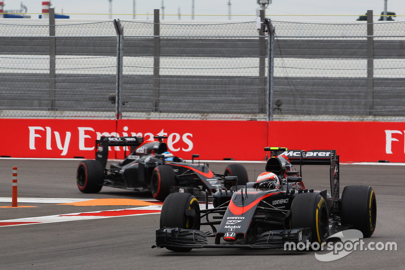 Jenson Button, McLaren MP4-30 y Fernando Alonso, McLaren MP4-30