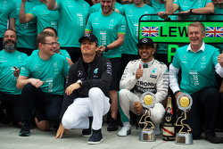 Race winnaar Lewis Hamilton, Mercedes AMG F1 viert met ploegmaat Nico Rosberg, Mercedes AMG F1 en he