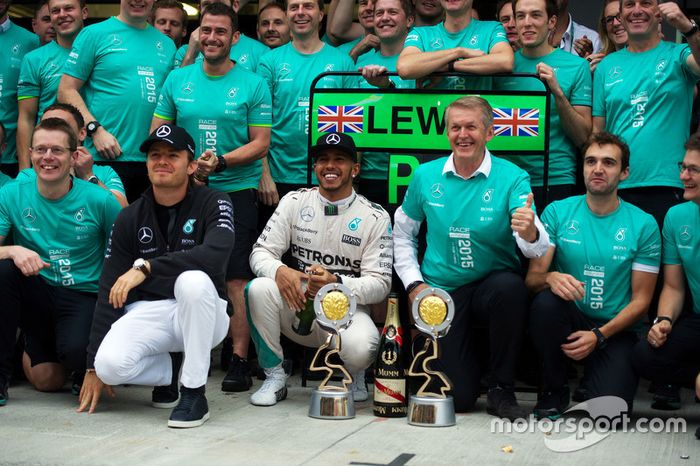 Ganador de la carrera Lewis Hamilton, Mercedes AMG F1 celebra con Nico Rosberg, Mercedes AMG F1 y el equipo