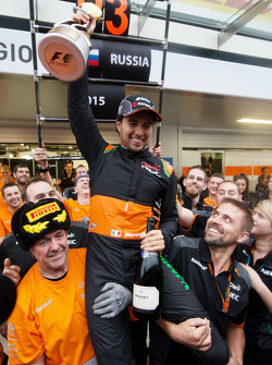 El equipo de Sahara Force India celebra el tercer puesto para Sergio Pérez