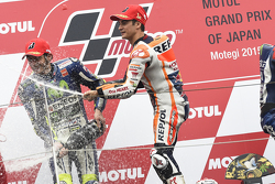 Ganador de la carrera Dani Pedrosa, Repsol Honda Team y el segundo lugar Valentino Rossi, Yamaha Fac