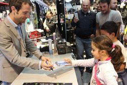 Sylvain Guintoli firma autografi ai giovani tifosi