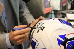 Sylvain Guintoli autografa un casco Shark