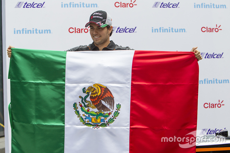 Sergio Pérez, Sahara Force India con una bandera de México