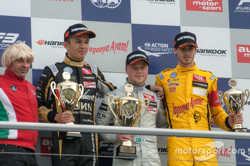 Race 3 Podium: second place Alexander Albon, Signature Dallara Volkswagen and winner Felix Rosenqvis