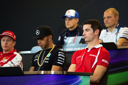 La conferencia de prensa de la FIA: Marcus Ericsson, Sauber F1 Team; Valtteri Bottas, Williams; Kimi