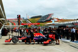 Red Bull Racing RB11 en los  pits