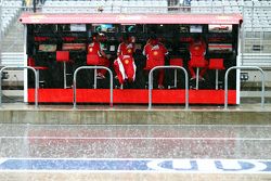 El pórtico del pit de Ferrari durante la lluvia pesada que canceló la segunda sesión de práctica