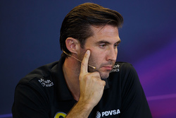 Matthew Carter, Lotus F1 Team CEO en la Conferencia de prensa FIA