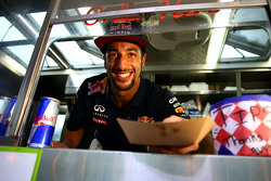 Daniel Ricciardo, Red Bull Racing works a food truck in Austin