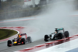 Daniil Kvyat, Red Bull Racing RB11 y Lewis Hamilton, Mercedes AMG F1 W06
