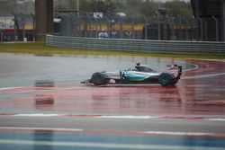 Nico Rosberg, Mercedes AMG F1 W06 spins and damages his front wing