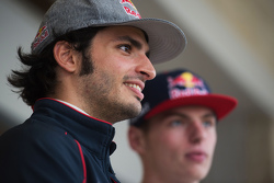 (Da sx a dx): Carlos Sainz Jr., Scuderia Toro Rosso con Max Verstappen, Scuderia Toro Rosso