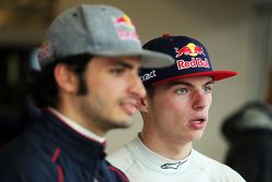 (L to R): Carlos Sainz Jr., Scuderia Toro Rosso with Max Verstappen, Scuderia Toro Rosso