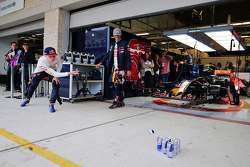 Max Verstappen, Scuderia Toro Rosso en ploegmaat Carlos Sainz Jr., Scuderia Toro Rosso spelen bowlin