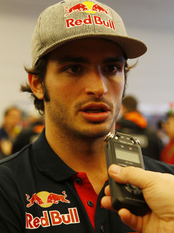Carlos Sainz Jr, Scuderia Toro Rosso con los medios