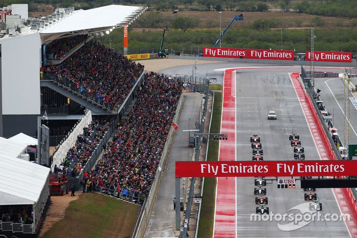 Nico Rosberg, Mercedes AMG F1 W06 en la posición del poste en el inicio de la carrera